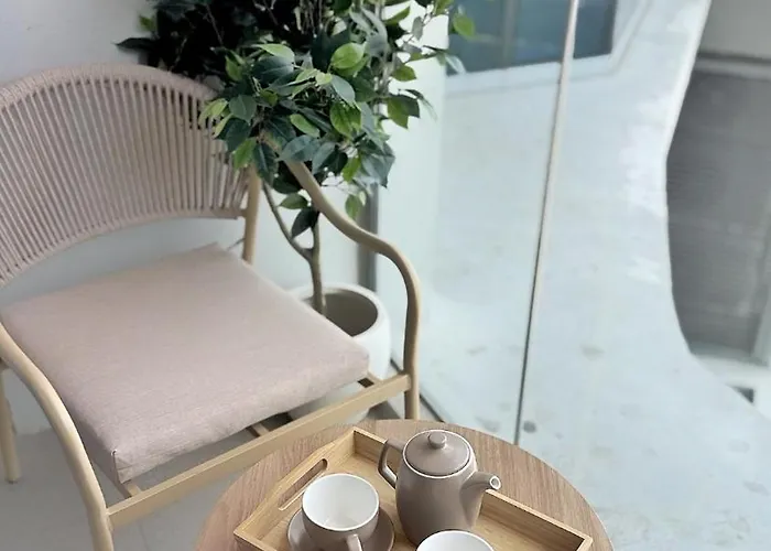 Apartment Modern Cozy Japandi 1br Uptown Bgc Manila